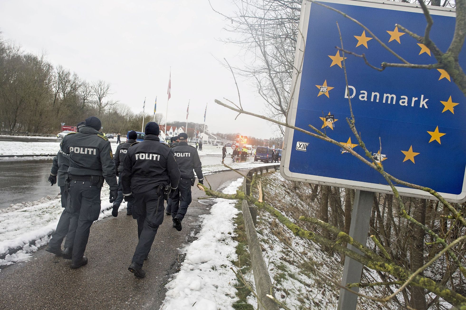 Policisté hlídkují kvůli běžencům na německo-dánské hranici.