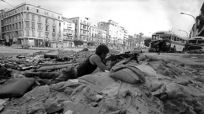 Fotografie, která byla pořízena během občanské války v Libanonu. Bejrút, rok 1976.