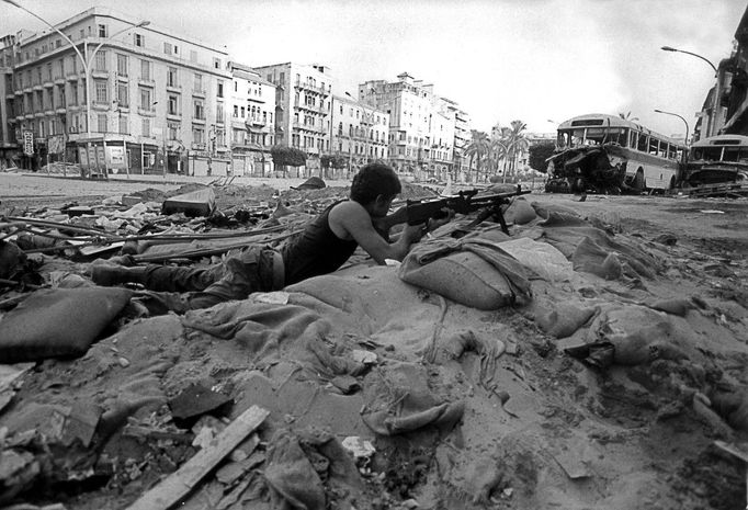 Fotografie, která byla pořízena během občanské války v Libanonu. Bejrút, rok 1976.