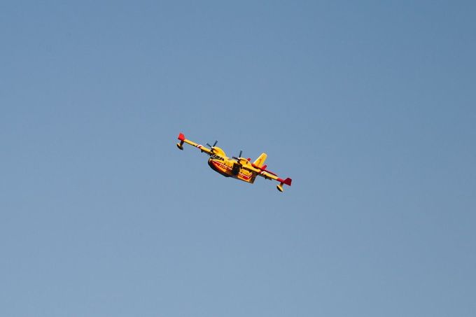 Letadlo Canadair pomáhá s požáry na Korsice.