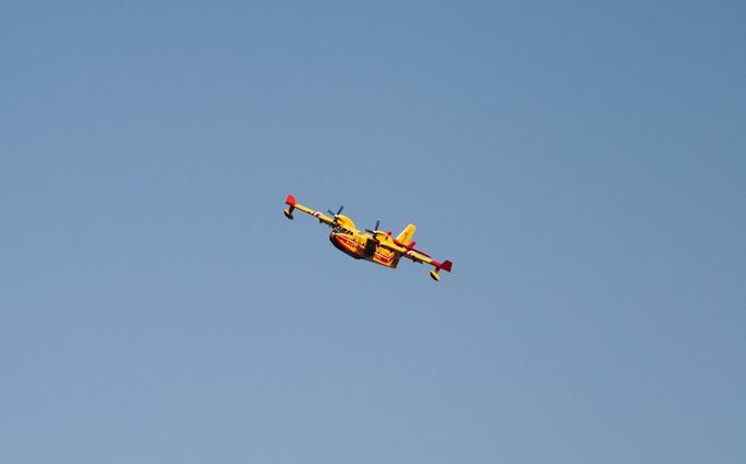 Letadlo Canadair pomáhá s požáry na Korsice.