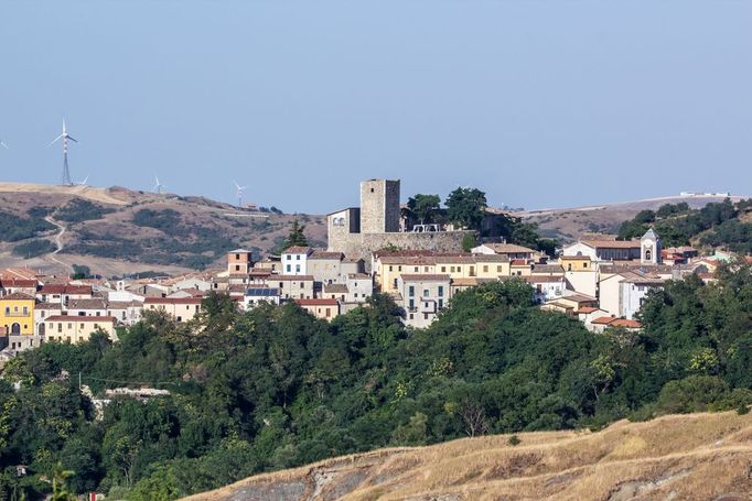 Italská vesnice Bisaccia, která láká nové rezidenty na domy za euro.