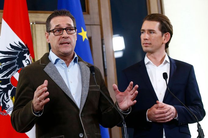 Heinz-Christian Strache a Sebastian Kurz na tiskové konferenci k dohodě o sestavení vlády.