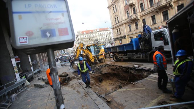 Havárie vodovodního potrubí v Sokolské ulici komplikuje dopravu.