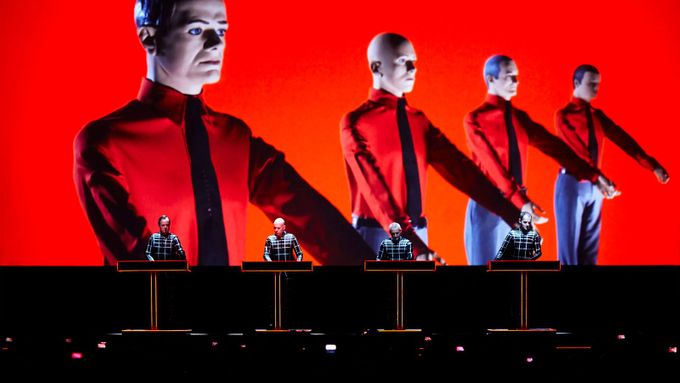 Vystoupení Kraftwerk bývají výrazná po vizuální stránce.