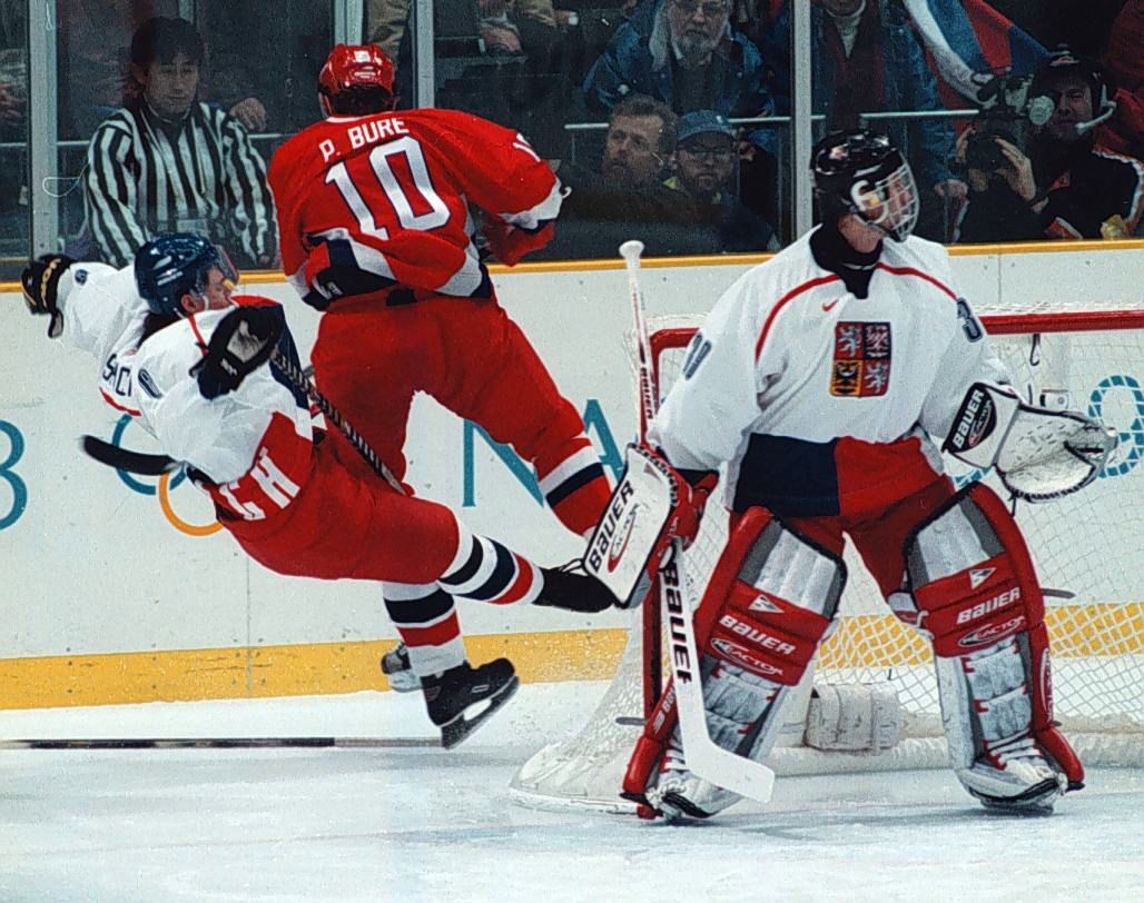 Archivní fotografie z Nagana 1998, olympijské hry, zlato z hokejového turnaje. Hašek, Špaček a Bure