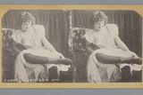Žena v křesle. Stereosnímek z přelomu 19. a 20. století. Autor neznámý, dílo je ve sbírkách Rijksmusea v nizozemském Amsterdamu.