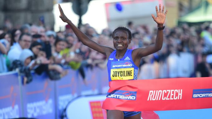 Keňanka Joyciline Jepkosgeiová překonala 1. dubna na Pražském půlmaratonu světový rekord, vyhrála v čase 1:04:52. Jako první žena se dostala pod hranici 1:05.