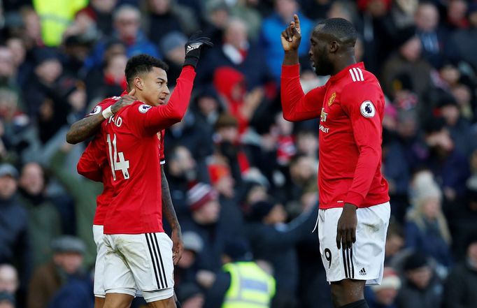 Jesse Lingard (vlevo) a Romelu Lukaku slaví druhý gól Manchesteru United v 28. kole Premier League proti Chelsea.