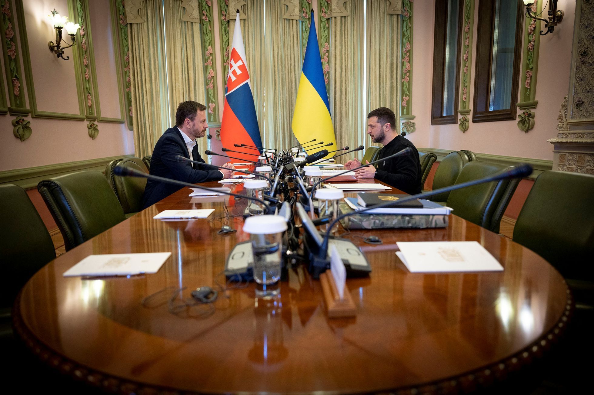 Slovenský premiér Eduard Heger v pátek jednal s Volodymyrem Zelenským v Kyjevě.