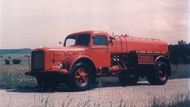 Ze vzduchu na zem a zpět. V poválečné reorganizaci československého průmyslu nakonec Avia plně přešla na výrobu nákladních automobilů. V 1947 byla vyrobena první série automobilů a autobusů Škoda R-706 (na snímku) s úspěchem vyvážených do řady zemí. V roce 1952 se Avia znovu vrátila k letecké výrobě.