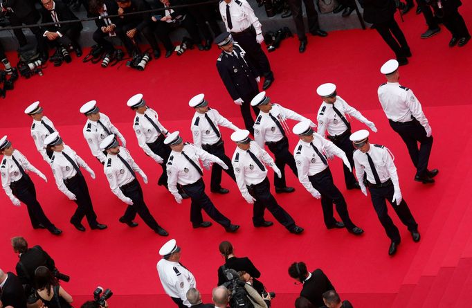 Po červeném koberci se prošli také francouzští policisté.