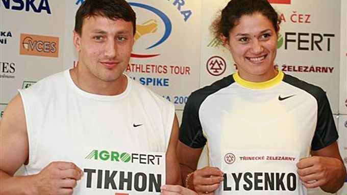 Kladivářské hvězdy Ivan Tichon a Taťjana Lysenková na tiskové konferenci v Ostravě.