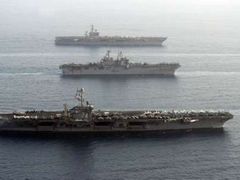 Americké lodě v Perském zálivu, nedaleko íránských břehů.