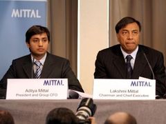 Syn a otec Mittalové na tiskové konferenci v Paříži 30. ledna ujišťovali, že by neuzavírali továrny Arceloru