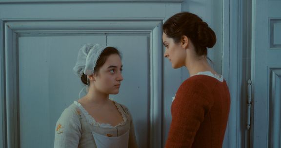 Noémie Merlantová (Marianne) a Luàna Bajramiová jako Sophie.