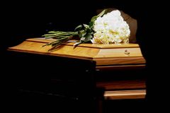 VIDEO: Žena v Thajsku se probrala v rakvi, před kremací ji zachránilo klepání