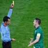 Robbie Keane dostává žlutou v utkání Španělska s Irskem ve skupině C na Euru 2012