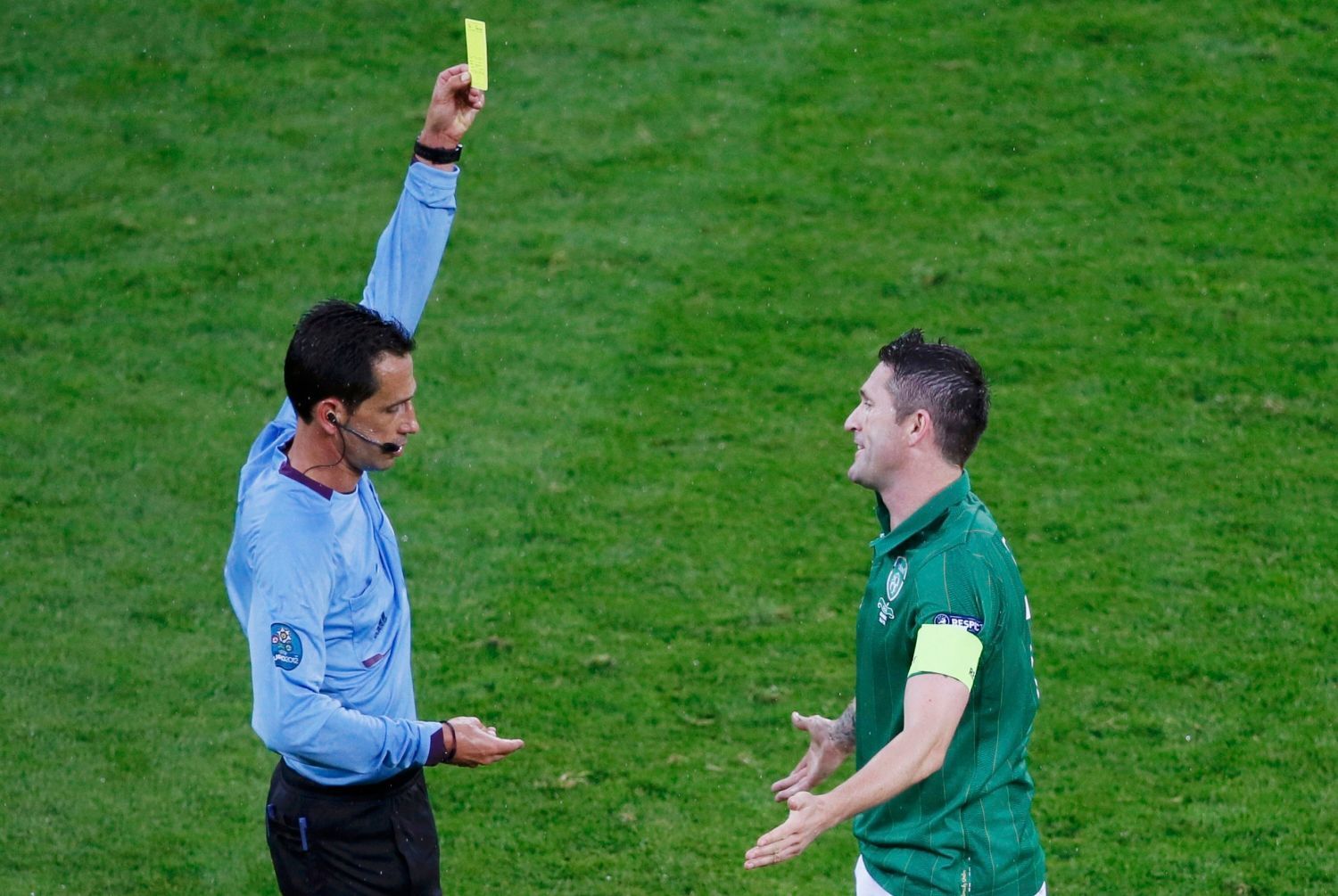 Robbie Keane dostává žlutou v utkání Španělska s Irskem ve skupině C na Euru 2012