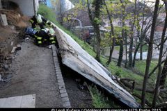 Z mostu v Praze vypadl betonový kvádr, nikoho nezranil