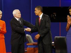 McCain s Obamou při televizní debatě.