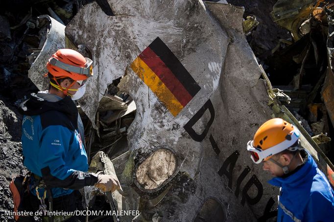 Pátrání v troskách havarovaného airbusu společnosti Germanwings.