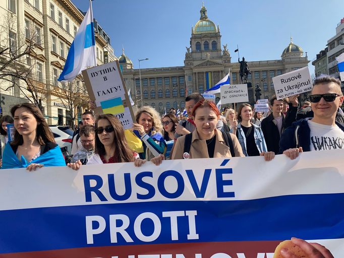 Rusové v Praze protestovali proti Putinovi a válce na Ukrajině