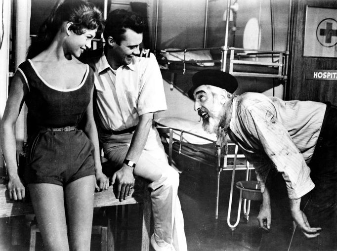 Brigitte Bardot a Dirk Bogarde ve filmu Doktor na moři.