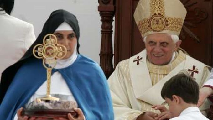 Řádová sestra drží relikviář s ostatky prvního brazilského světce Antónia Galvaa. Papež Benedikt XVI., který proces jeho kanonizace završil, přihlíží