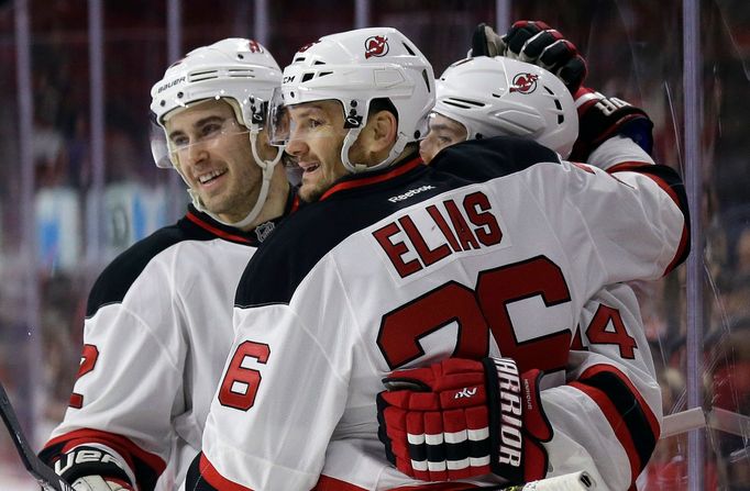 Patrik Eliáš a Adam Henrique v NHL 2015-16