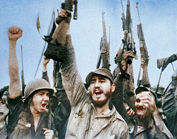 Fidel Castro s revolučními soudruhy oslavuje vítězství nad Batistou, 1959. Kolorováno