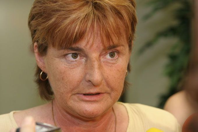 6. 11. - Úřady: Fond ohrožených dětí zařídil nezákonné adopce - Fond ohrožených dětí, který ročně dostává od státu desítky milionů korun, závažně porušil zákon. Jak exkluzivně zjistil deník Aktuálně.cz, loňské kontroly krajských úřadů odhalily, že ve třech regionech tato organizace neoprávněně "sehnala" bezdětným párům dítě k adopci. Na snímku šéfka organizace Marie Vodičková.  Další podrobnosti čtěte ve článku zde