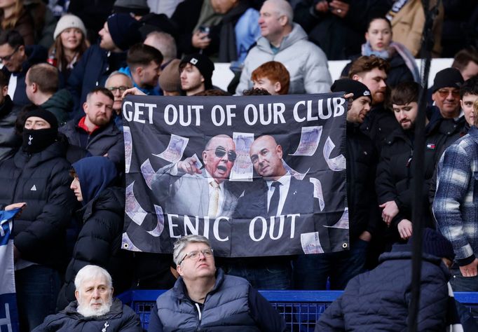 Transparent fanoušků Tottenhamu na protest proti majiteli