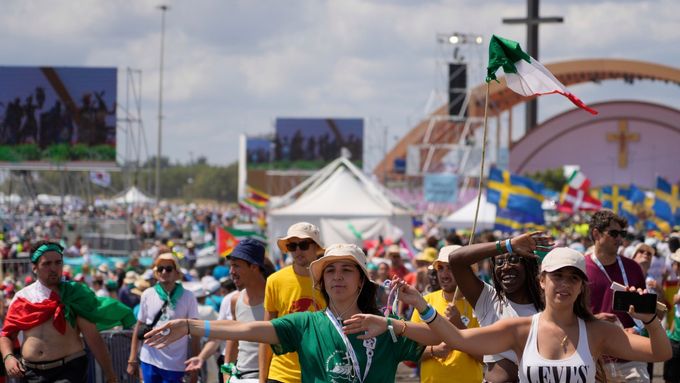 Milion mladých lidí se dnes odpoledne shromáždilo na jihovýchodě Říma u příležitosti setkání s papežem Lvem XIV.