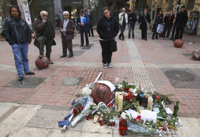 Studentka stojí u provizorního pomníku na místě, kde policista zastřelil patnáctiletého Alexandra Grigoropoulose