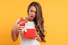 Nejhorší valentýnské dárky: Účet za kytku, záchodové prkénko i žádost o rozvod