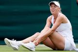 Caroline Wozniacká ve druhém kole Wimbledonu proti Češce Cetkovské rovněž uklouzla.