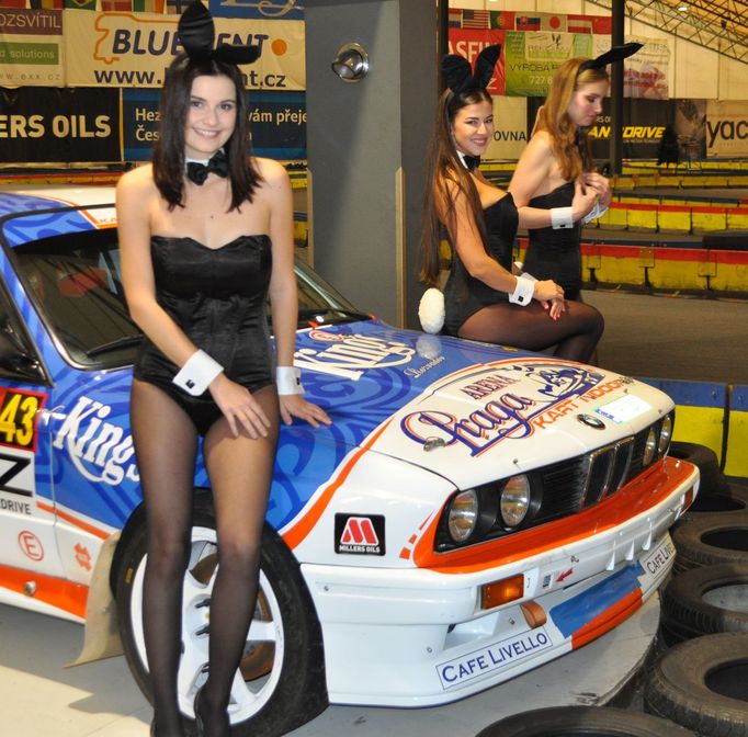 Hostesky Playboye pózují u vozu u BMW M3 v Praga areně při prezentaci Charouzovy stáje Sauber Junior Team