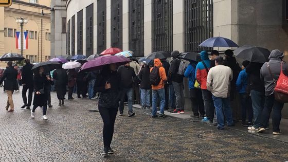 Zájem lidí o nové výroční dvacky je obrovský. Na výměnu čekali před ČNB celé hodiny