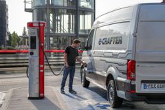 Elektrická dodávka levnější o půl milionu: Ministerstvo přidá obcím na čistá auta