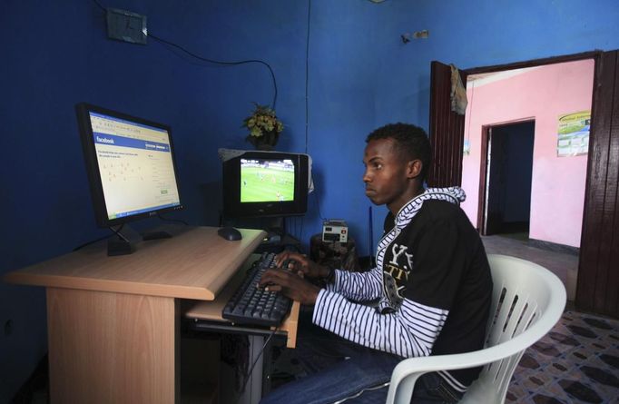 Somali athlete Abdullah Bare Kuulow browses the internet at a cyber-cafe after a training session during their preparations for the 2012 London Olympic Games in Somalia's capital Mogadishu in this March 14, 2012 file photo. Training in a bullet-riddled stadium where the remains of a rocket propelled grenade lies discarded on the track's edge counts as progress for Somali Olympic hopeful Mohamed Hassan Mohamed. A year ago, Mogadishu's Konis stadium was a base for Islamist militants and a work out meant at times running through the streets, dodging gun-fire and mortar shells in one of the world's most dangerous cities. To match OLY-SOMALIA-HOPES/ REUTERS/Feisal Omar/Files (SOMALIA - Tags: SPORT ATHLETICS SOCIETY OLYMPICS SCIENCE TECHNOLOGY) Published: Čer. 11, 2012, 6:45 dop.