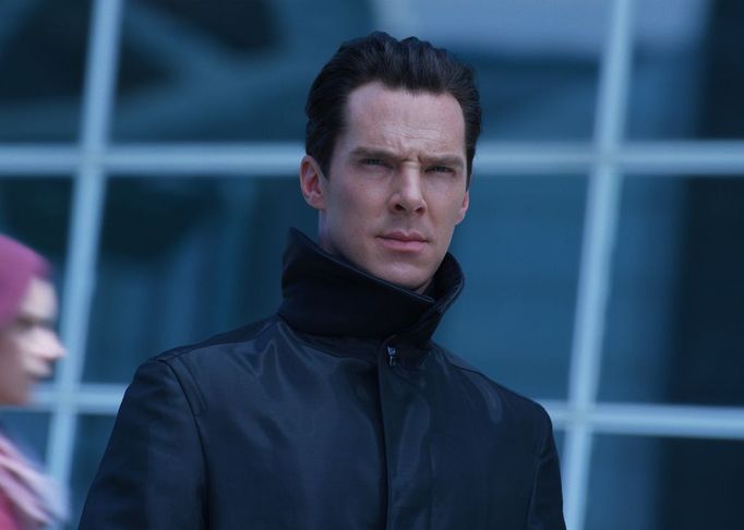 Benedict Cumberbatch, známý seriálem Sherlock, však oficiálně hraje záporáka jménem John Harrison. Chystají tvůrci přesto překvapení?