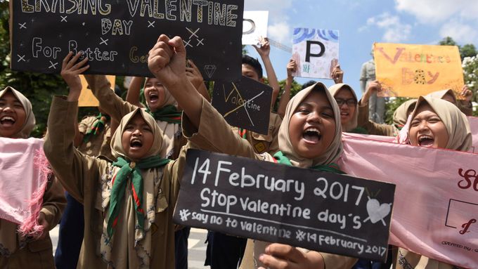 Studenti protestují proti svátku sv. Valentýna v indonéském městě Surabaja.