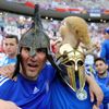 Řečtí fanoušci před zahajovacím duelem Eura s Polskem