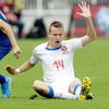 Edon Zhegrova a Jakub Jankto v zápase kvalifikace ME 2020 Kosovo - Česko