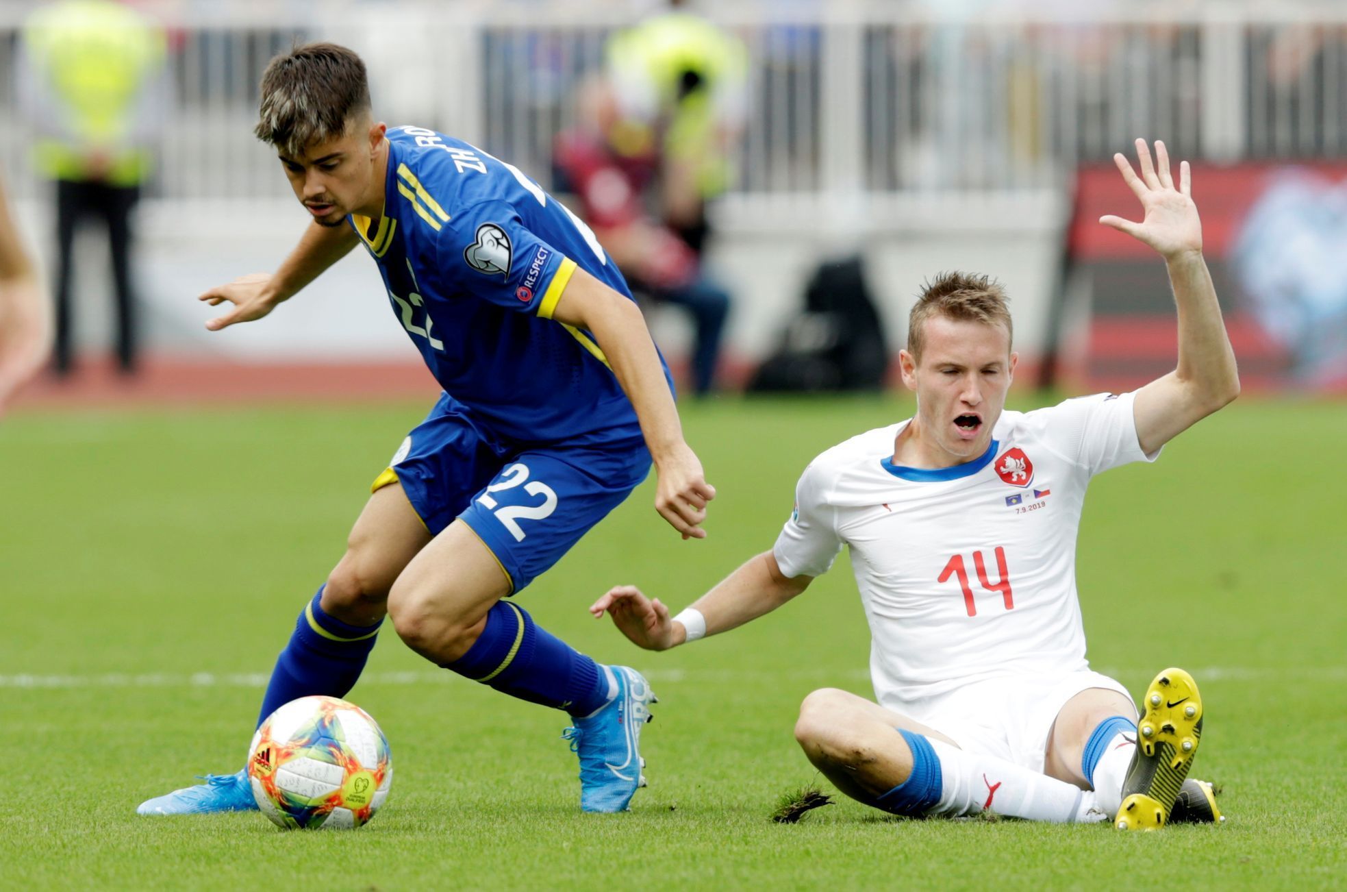Edon Zhegrova a Jakub Jankto v zápase kvalifikace ME 2020 Kosovo - Česko