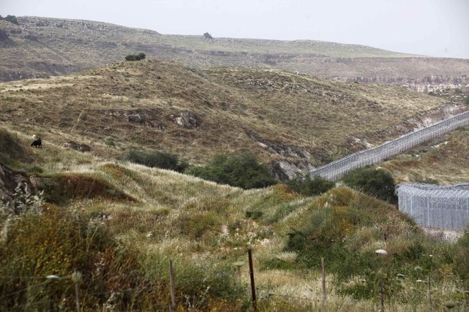 A general view shows Israel's newly built border fence with Syria and Jordan, as seen from the Israeli side, in the Golan Heights May 2, 2013. Israel's military said on Tuesday it had called up hundreds of reservists for a drill in northern Israel where tensions are high with neighbours Syria and Lebanon, but a military spokesman said there was no change in the overall security situation. Israel captured the Golan Heights from Syria in the 1967 Middle East war and annexed the territory in 1981, a move not recognised internationally. REUTERS/Nir Elias (POLITICS MILITARY) Published: Kvě. 2, 2013, 5:59 odp.