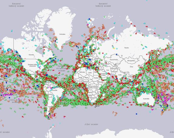 Mapa námořní dopravy ze dne 7.10. 2019. Zeleně znázorněné jsou dopravní lodě, červené jsou tankery, růžové rybářské lodě, tmavě růžové jsou výletní lodě a jachty.