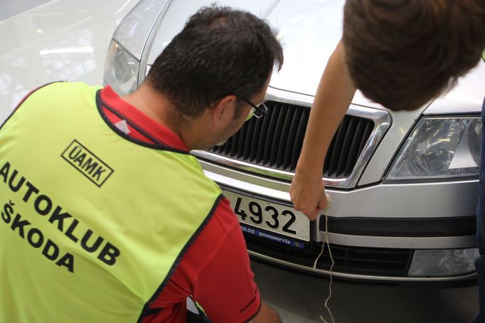 Závod musí všichni absolvovat se zapečetěnou nádrží a motorovým prostorem.