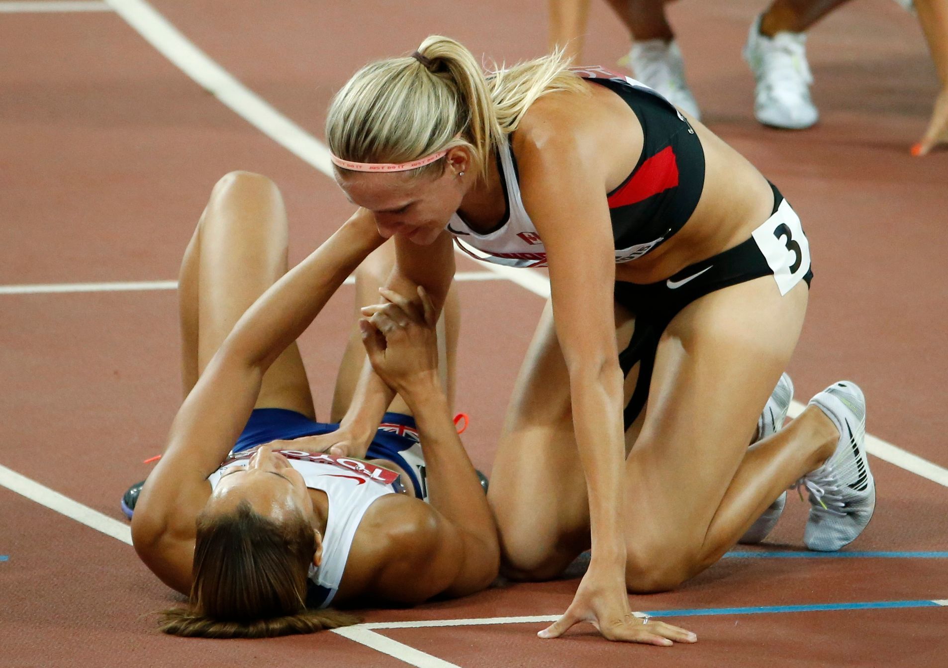 Jessica Ennisová-Hillová a Brianne Theisenová-Eatonová na MS v atletice 2015